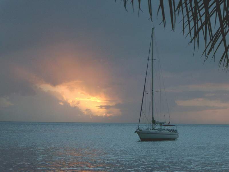 Sonnenuntergang mit Yacht